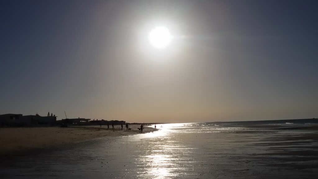 gestión del control financiero y seguimiento de reforma hotelera - atardecer en playa de La Antilla