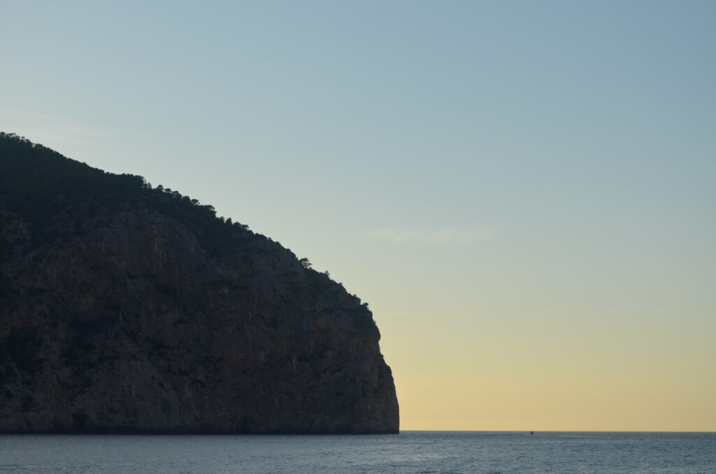 algunas reflexiones sobre la consultoría de negocio - saliente de roca sobre el mar al atardecer