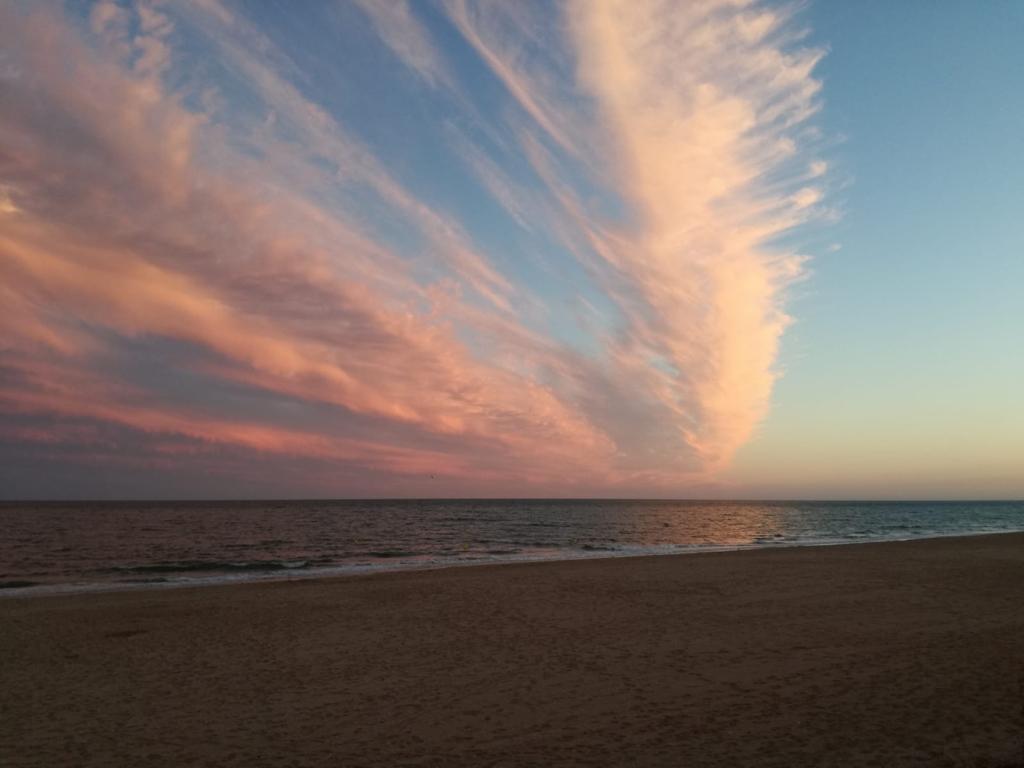 las agencias de viaje han evolucionado - nubes, mar y arena en La Antilla
